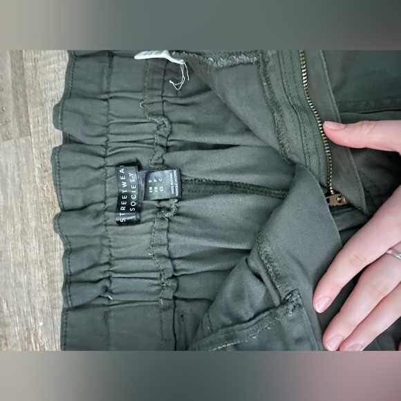 Selling army green cargo pants with elastic waist im size S - Picture 3 of 4